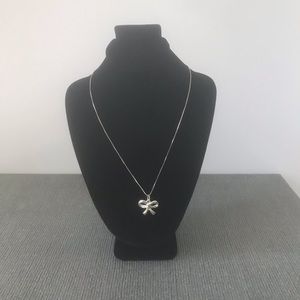 Silver bow necklace